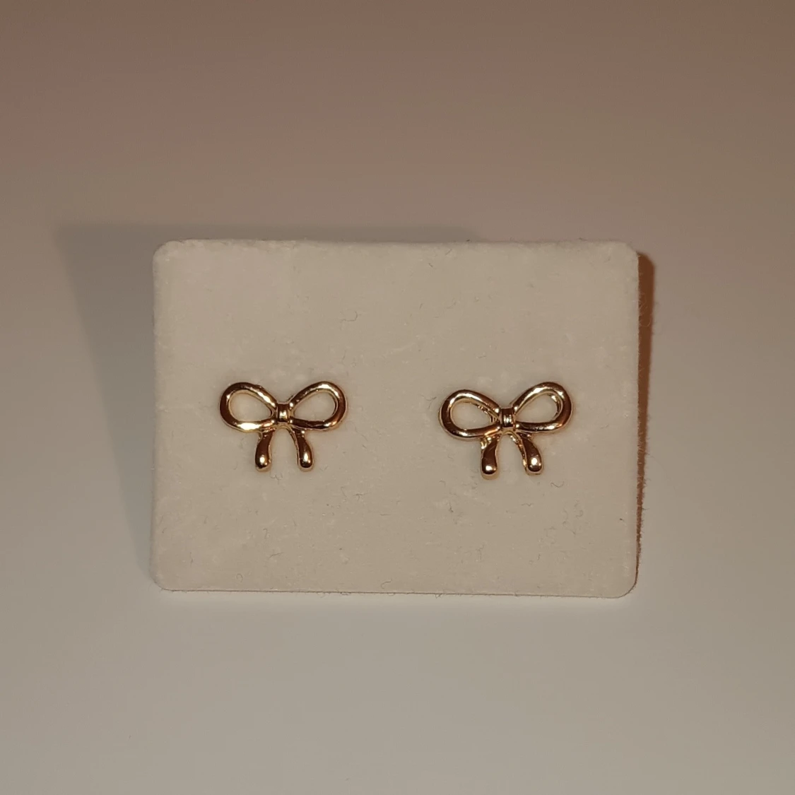 Guldiga rosett öronhänge 