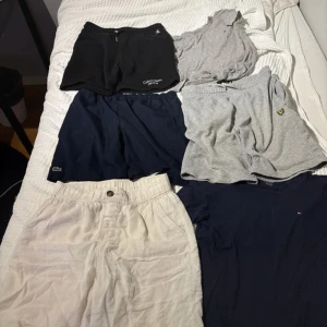 Mix av shorts från Calvin Klein, Lacoste, Lyle & Scott -   !Vita linneshortsen är storlek 10-11 år skick 7/10 dem har små gråa linjer som ser ut som smuts på byxorna vilket gör att dem sjunker till 7/10  Tommy hilfiger T-shirt kvalitet 7/10båda  bra kvalitet men använd den är storlek 140-152 10-12 år.Lacost shortsen är storlek 14 år men ganska små i storlek  dem är 9/10 i skick med inga synliga skavanker men ändå använda 15+ gånger  Lyle scott shortsen är storlek 12-13 år dem är i 9/10 skick men använda men inga synliga skavanker. Ck shorts 14 år 7/10