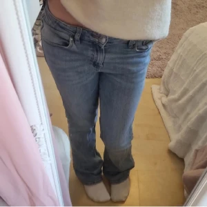 Ljusblå raka jeans från Gina Tricot - Säljer ett par ljusblå jeans från Gina Tricot med klassisk femficksdesign och bootcut-ben. Jeansen har normal passform, midwaist och är tillverkade i mjukt bomullsjeansmaterial. Använda ett fåtal gånger men i mycket bra skick. Nypris runt 150 kr. Samma annons som min tidigare!
