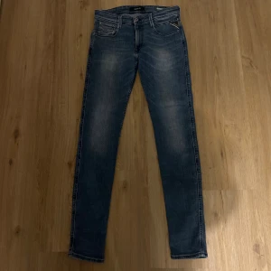 Blå Replay jeans Anbass W31 L34 - Något mer använda Replay jeans men fortfarande väldigt snygga.