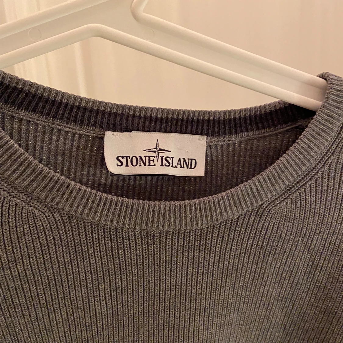 Grå stickad Stone Island tröja - 2