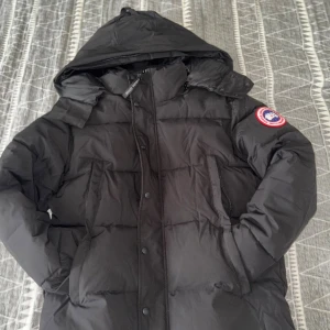 Svart dunjacka från Canada Goose - Svart Canada Goose strlk M helt ny använd 1 gång. Pris kan diskuteras 