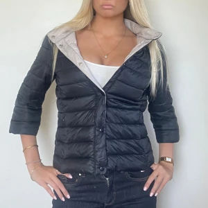 Svart Herno liknande jacka  - FÖLJ FÖR LIKNANDE💕 varm och fin Herno liknande jacka. Perfekt nu i höst och vinter och i perfekt skick. Storlek M! Tryck köp nu! TK-0037