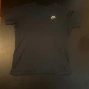 Svart Nike t-shirt i bomull XS - Svart t-shirt från Nike i strl 158-170 vilket ungefär motsvarar XS.