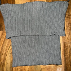 Grå ribbad tubtopp från Zara - Säljer en snygg grå ribbad tubtopp från Zara. Toppen är ribbad och passar perfekt till både jeans eller annat!! Den är för liten på mig men annars skulle den vara perfekta sommar-toppen!! Använd 1 gång🩷