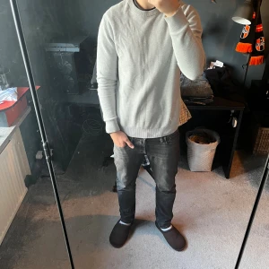 Stickad tröja - En stilren ljusgrå stickad tröja från cubus med rund halsringning och ribbade muddar. Perfekt för lager-på-lager och enkel att matcha med jeans eller chinos. Långärmad och i mjukt material som känns skönt mot huden. Skriv för fler bilder