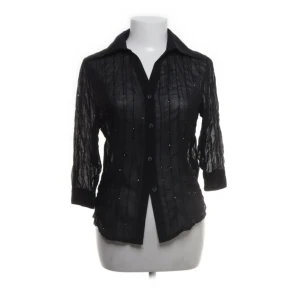 skjorta med paljetter  - trekvartsärmad skjorta med paljetter från green i storlek s. använd ”köp nu”. 29/9-2025