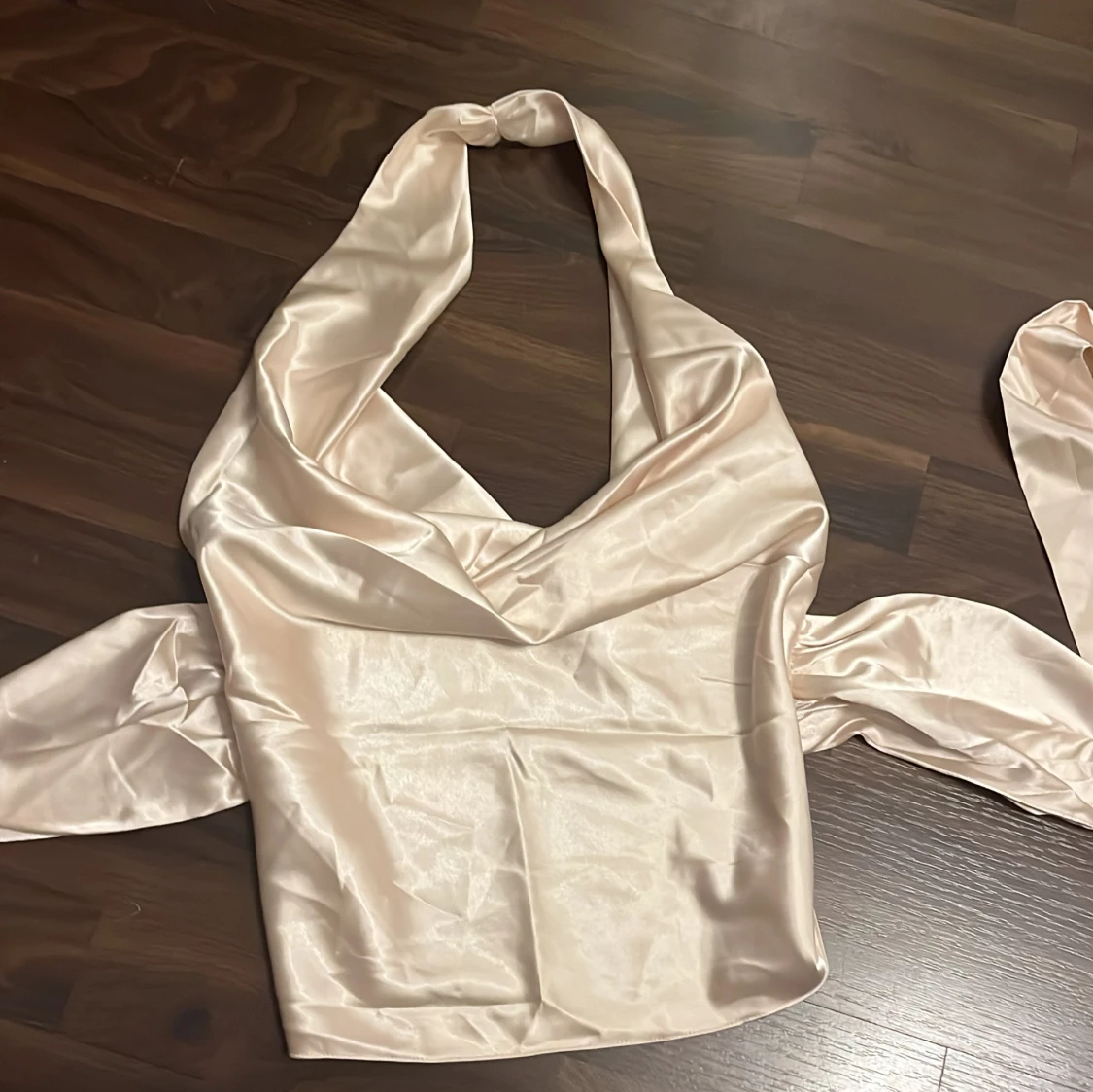 Champagnefärgad halterneck topp i satin - 2