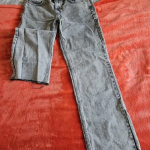 Grå jeans med rå kant - Grå jeans med rak passform och rå, avklippt kant.