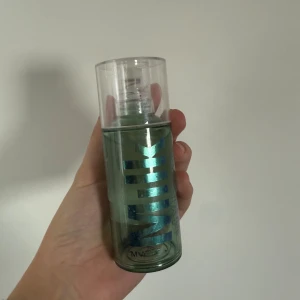 Milk makeup Hydro grip primer - Hydro grip primer från Milk makeup. Halva flaskan är kvar!