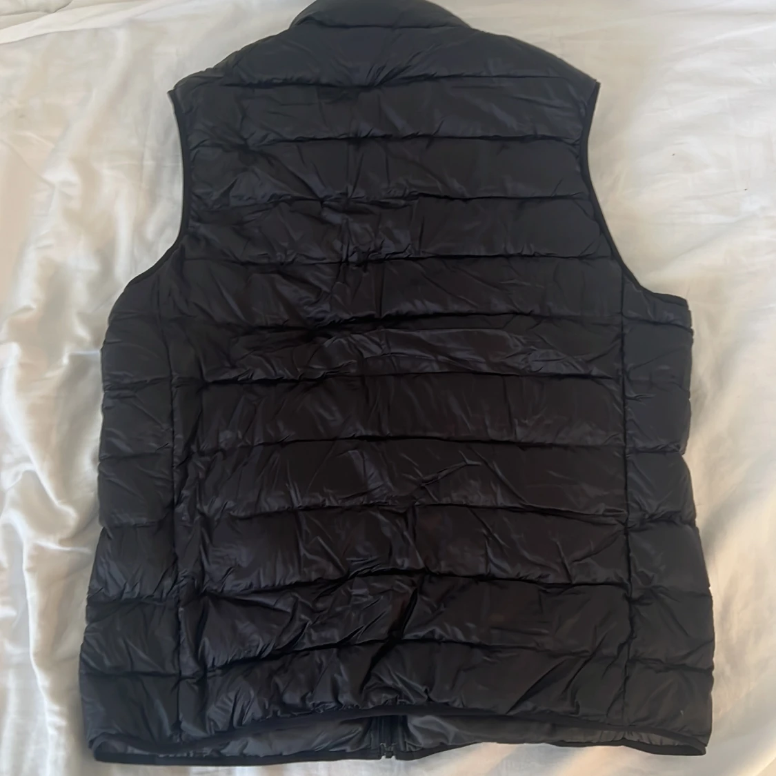 Svart dunväst från Uniqlo Ultra Light Down - 1