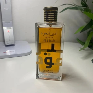 Ameer Al Oudh Intense Oud Parfym - En parfym med tydlig orientalisk vibe och elegant design. Flaskans text visar att det är Ameer Al Oudh Intense Oud från Lattafa – perfekt för dig som vill sticka ut med något unikt.
