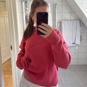 Rosa stickad tröja med rund hals - Skön rosa stickad tröja med rund hals, fin rosa färg men säljer för att den inte kommer till användning🩷