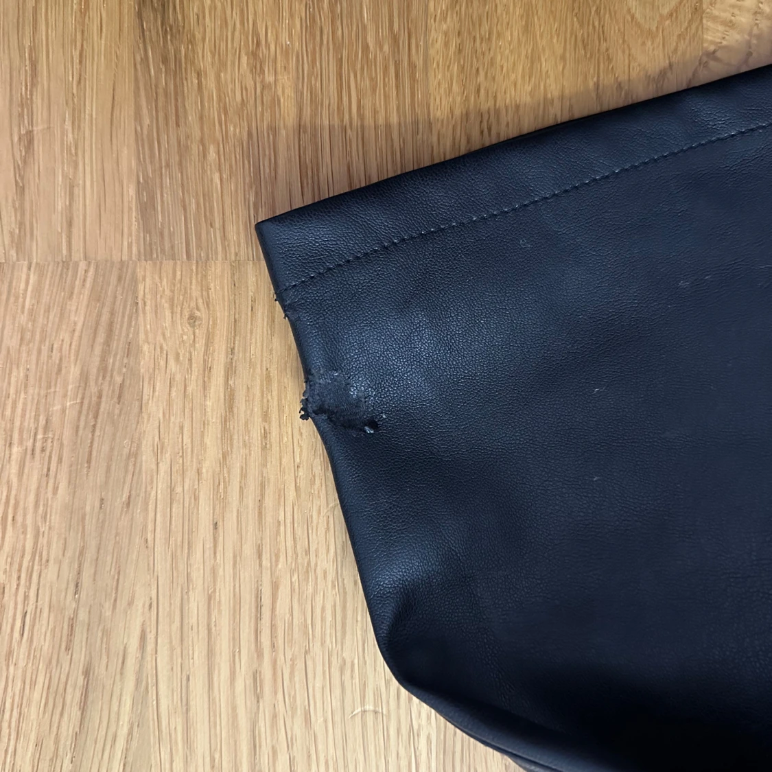 Svarta skinnbyxor från BikBok, stl 34 - 3