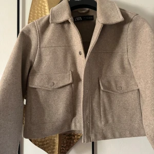 Zara jacka  - En fin stilren kort jacka från Zara. I bra skick och är ganska fin i material 