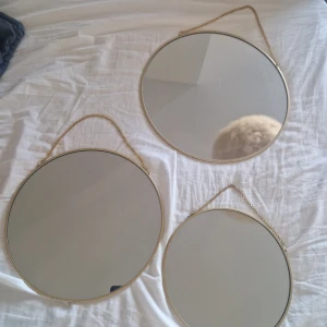 Speglar - Super fina runda guldiga speglar i 3 olika storlekar som hängs upp på väggen. Inga defekter, Skickas väl inpackat!