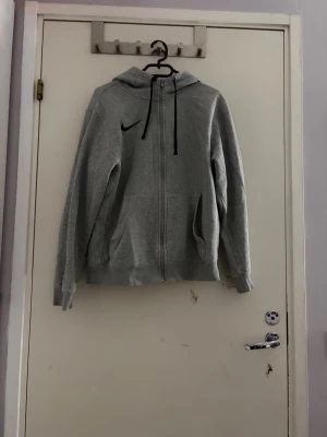 nike hoodie med dragkedja  - Har hål vid fickorna har används några gånger priset kan diskuteras 