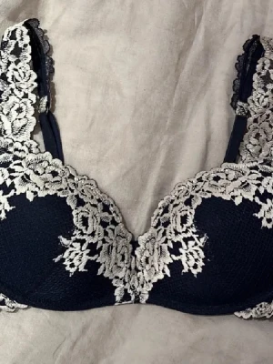 Intimissimi bh - Säljer denna intimissimi Bh’n i storlek 75B. Bra skick. Mörkblå