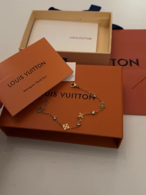 Lv armband  - Hej! Säljer nu denna snygga armband från Louis Vuitton, har knappast kommit till användning så den kommer i perfekt skick.      Box, kasse osv följer med, Skriv gärna via mer info/intresse