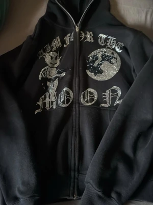 Aim for the moon  - Aim for the moon hoodie. Den är i bra skick och använd fåtal gånger. Bara hör av er vid frågor!🤗