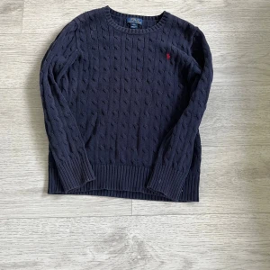 Stickad Ralph lauren  - En riktigt fet kabelstickad ralph lauren tröja . I Storlek S!!! använd några gånger i bra skick!! Hör av er vid frågor 