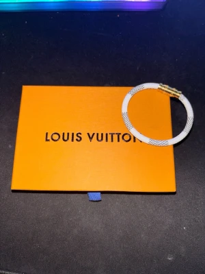LV armband  - Säljer detta väldigt snygga LV armbandet det är aldrig använt så allt är i toppskick. Om du. Bara vill ha armbandet så kan jag ge dig för lägre pris.