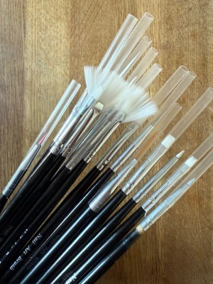 Nagelborstar 💅 - 16 stycken nagelborstar. Många är helt oanvända. Perfekta för att göra fina mönster och detaljer på naglarna!