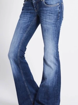 jeans  - säljer mina jeans från lager de är inte trasiga nånstans o ganska nya 