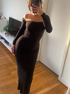 Black skims dress long sleeve - Säljer min långa svarta skims klänning då den inte längre  kommer till användning i min garderob den e slutsåld just nu så passa på