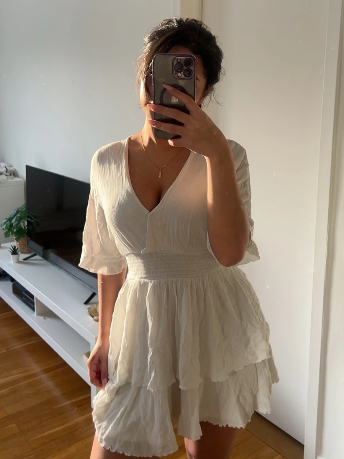 Vit omlottklänning med volanger - 1