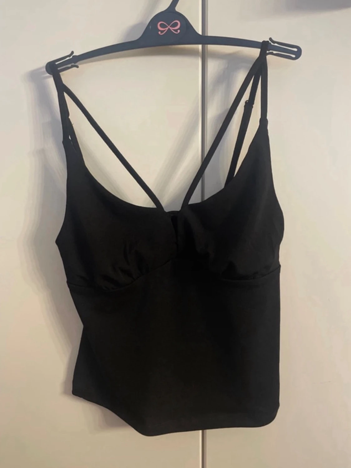 Svart linnetopp med smala axelband