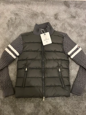 Moncler cardigan  - Säljer denna moncler cardigan, storlek M passar S. Helt ny 