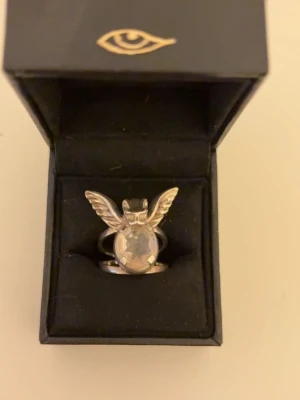 Maria Nilsdotter ring  - Ring från Maria Nilsdotter inköpt år ca 2025. Nästintill helt säker på att den är i strl 14. Sparsamt använd. Bra skick🥰🌸🌸 Denna ring med det stora motivet på bild har slutat säljas. Säljs numera  bara med en mindre storlek på motivet. 