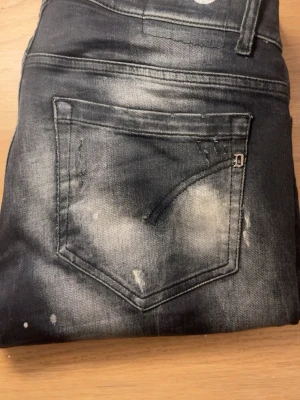 Dondup George jeans. - Säljer ett par sjukt snygga dondup George Skinny jeans. Strlk 34. Han på bilden är 186 och väger 72. Nypris 5000kr.