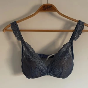 Mörkblå spets bh från intimissimi  - Säljer en mörkblå balconette spets bh från intimissimi med push up. Prislappen sitter inte kvar men bh:n är aldrig använd då jag fått den i fel storlek. Den är i nyskick och det finns absolut inga tecken på användning. 