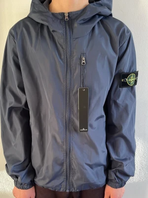 Stone Island vindjacka  - Storlek S passar M, personen på bilden är 168cm