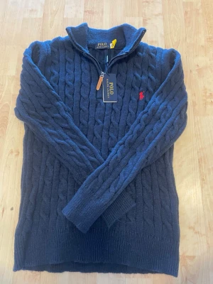 Ralph lauren polo zip stick tröja - Ralph lauren polo zip stick tröja, helt ny, oanvänd kommer med tags. Storlek M färgen blå