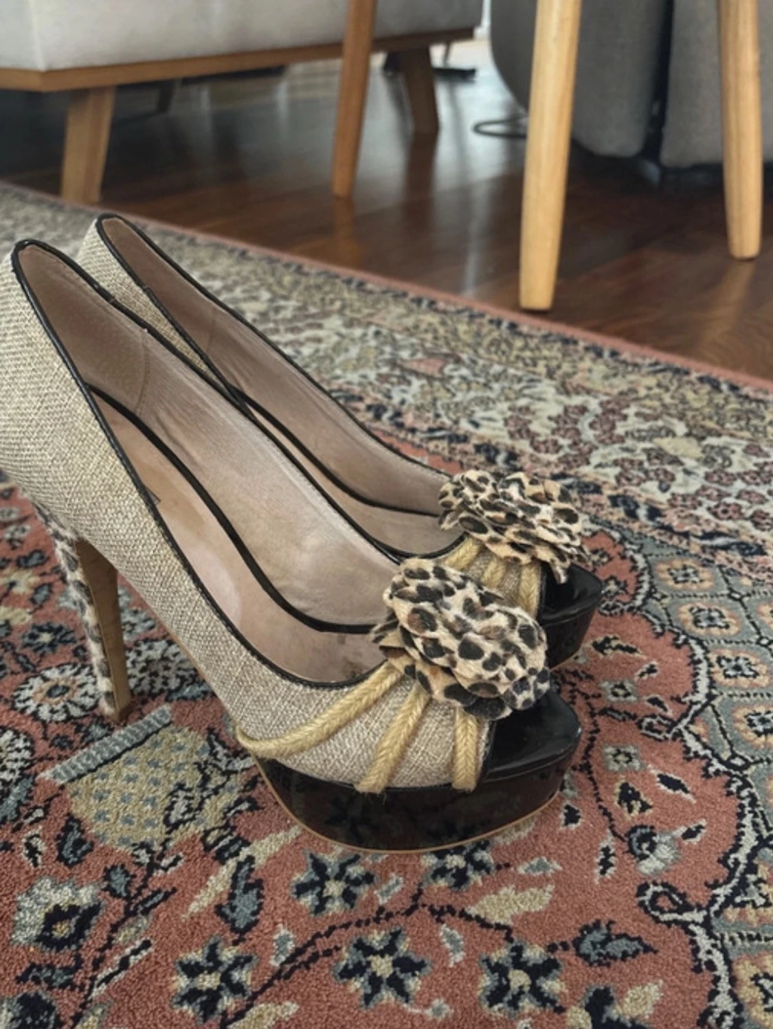 Beige pumps med leoparddetaljer
