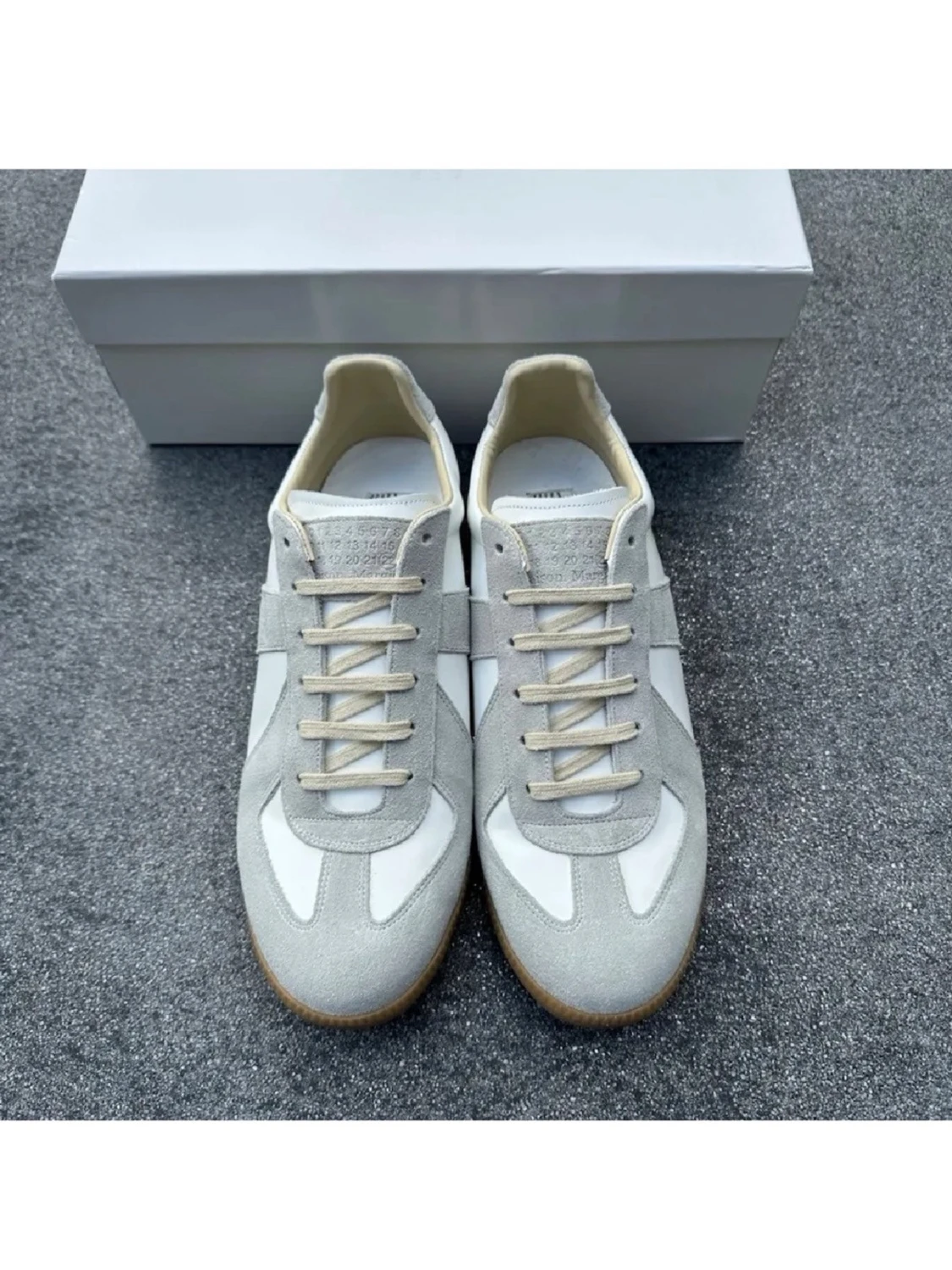 Vita och grå sneakers med mockadetaljer - 3