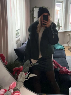 Mörkgrön jacka med fuskpäls från Meotine - Säljer en mörkgrön jacka från Meotine. Storlek xs/s och pälsen är även avtagbar. Pris kan diskuteras💕