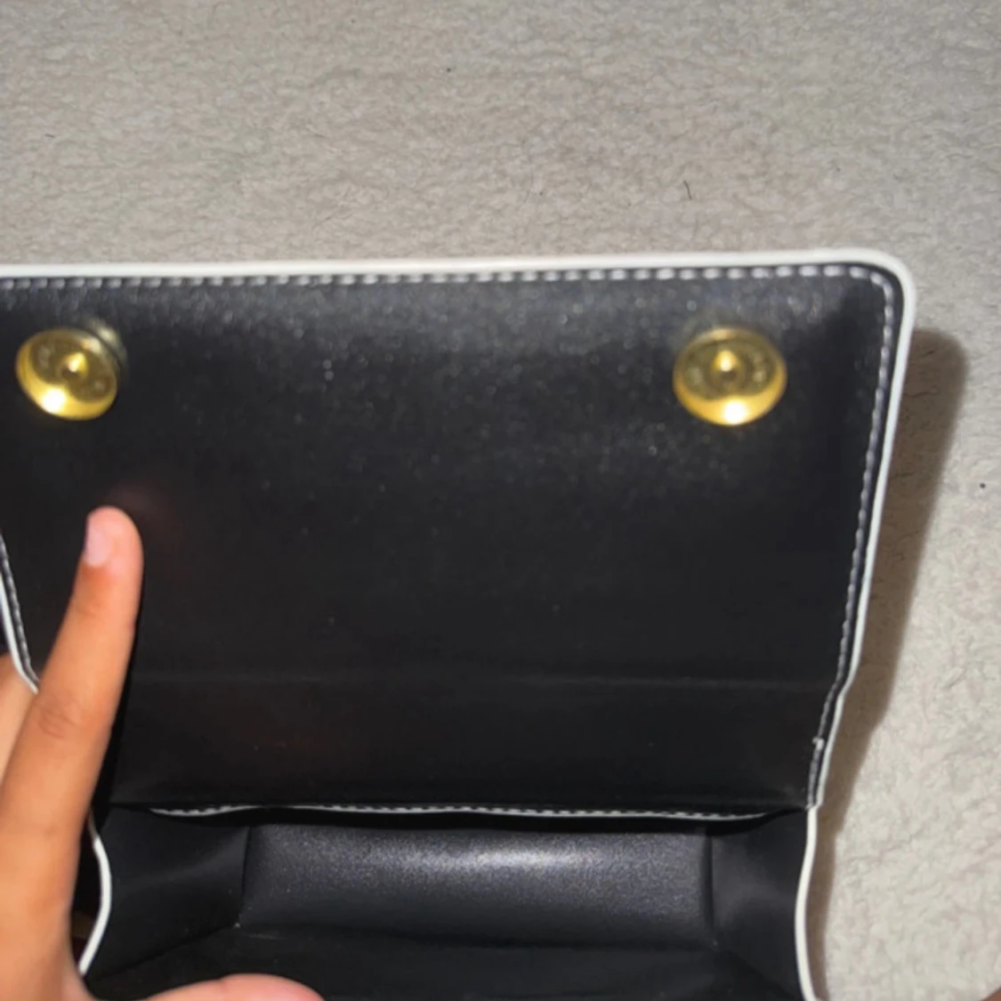 Svart och vit quiltad axelväska med kedja - 4