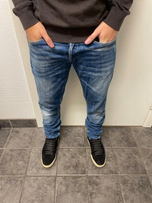 Dondup jeans George  - Feta blå Dondup George jeans. De är i mycket bra skick. Modellen är 173cm, 64kg. Pris kan diskuteras!