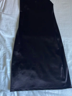 Svart fest klänning!! - Snygg svart festklänning med en tajt och fin passform. Bara använd en gång och säljer pågrund av att den inte passar längre. Postar inom 24 timmar!!💕