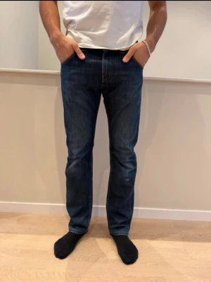 Blå Lee jeans straight fit - Säljer dessa snygga mörkare jeans ifrån Lee i modellen ”Zed”. Jeansen har en rak passform och snygga slitningar nedtill. Jeansen är i storlek W31 L32. Hör av er vid funderingar