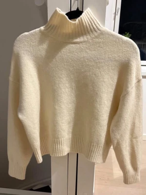 Beige stickad tröja från Zara - Mysig stickad tröja från Zara. Storlek S