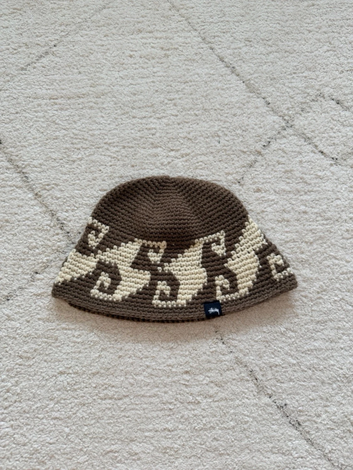 Brun och beige stickad Stüssy mössa