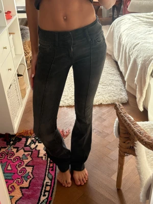 Low waist jeans - Säljer ett par svarta bootcut jeans med låg midja. Mycket bra skick!