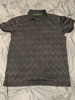 Svart mönstrad piké från BOSS - Boss pike nyskick. Nypris 1299kr 