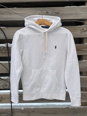 Ralph Lauren Vit Hoodie XS - Snygg och trendig vit Ralph Lauren Hoodie. Storlek XS. Fint skick. Härlig och mjuk. Hör gärna av er vid funderingar🙌Perfekt nu till vintern!⛄️