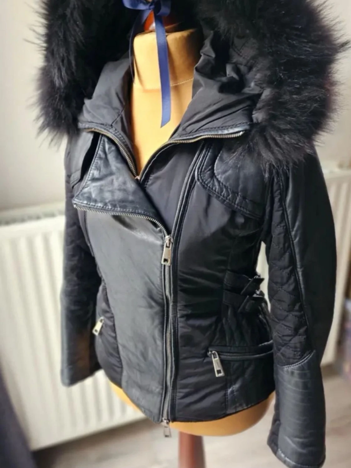 Svart skinnjacka med fuskpälsluva - 1